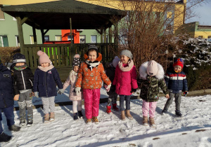 Zimowy spacer wokół przedszkola.
